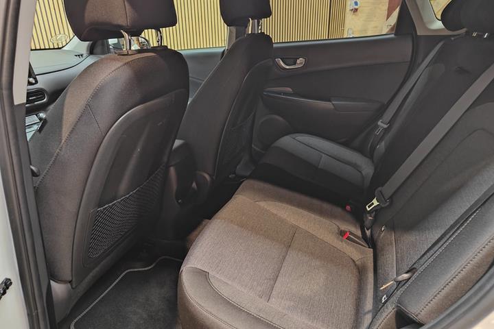 Hvid Hyundai Kona fra 2023