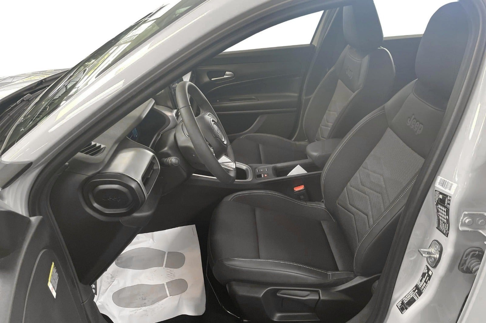 Beige Jeep Avenger fra 2025