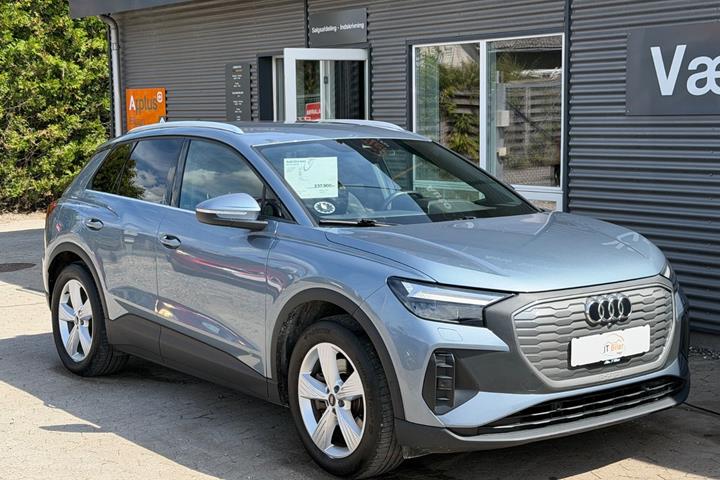 Blå Audi Q4 e-tron fra 2023