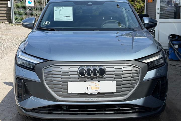 Blå Audi Q4 e-tron fra 2023