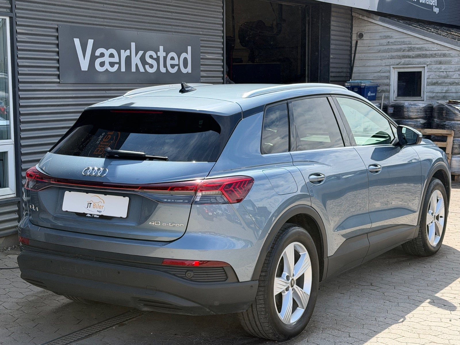 Blå Audi Q4 e-tron fra 2023
