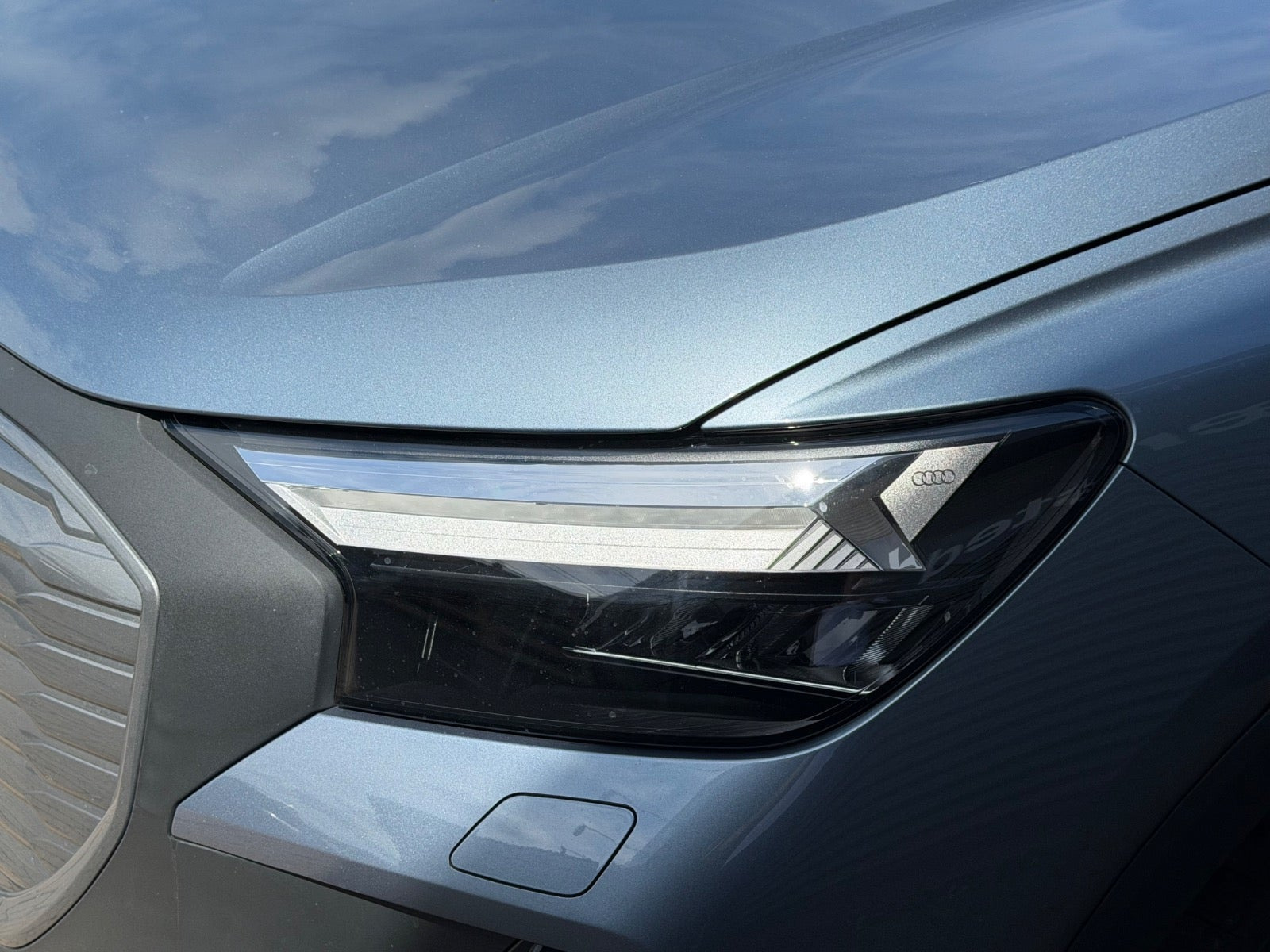 Blå Audi Q4 e-tron fra 2023
