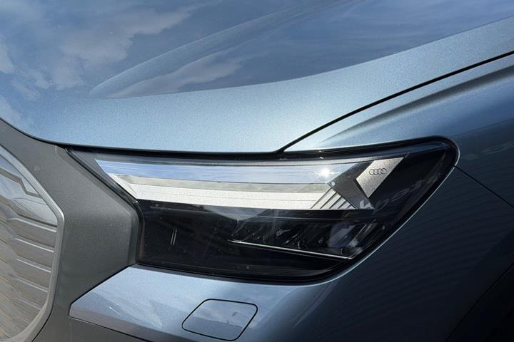 Blå Audi Q4 e-tron fra 2023