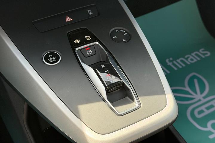 Blå Audi Q4 e-tron fra 2023