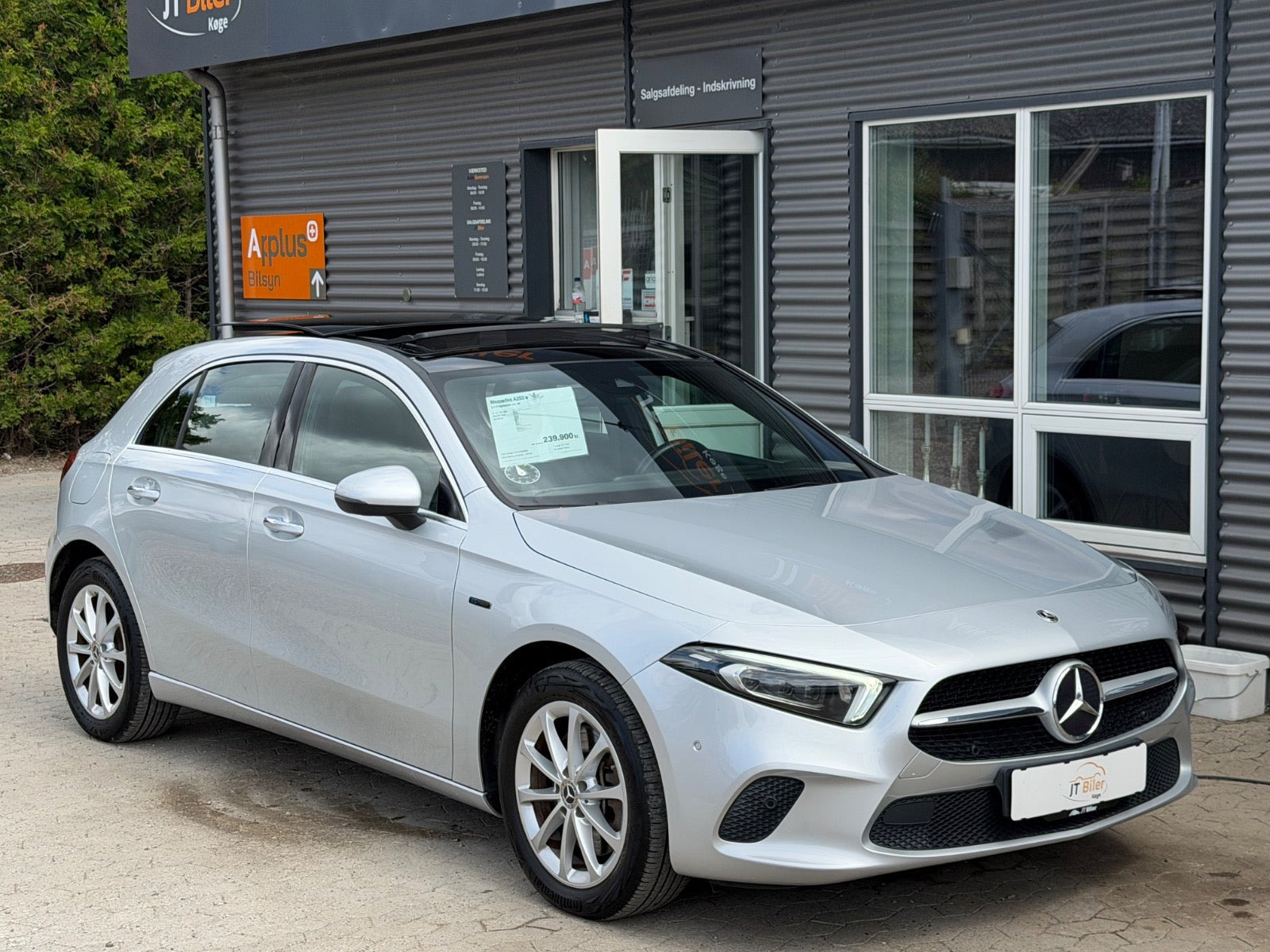 Sølv Mercedes A250 e fra 2020 set udefra