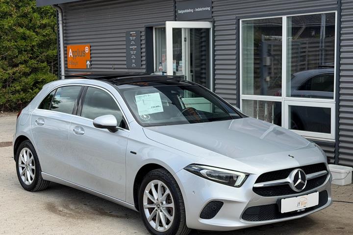 Sølv Mercedes A250 e fra 2020 set udefra