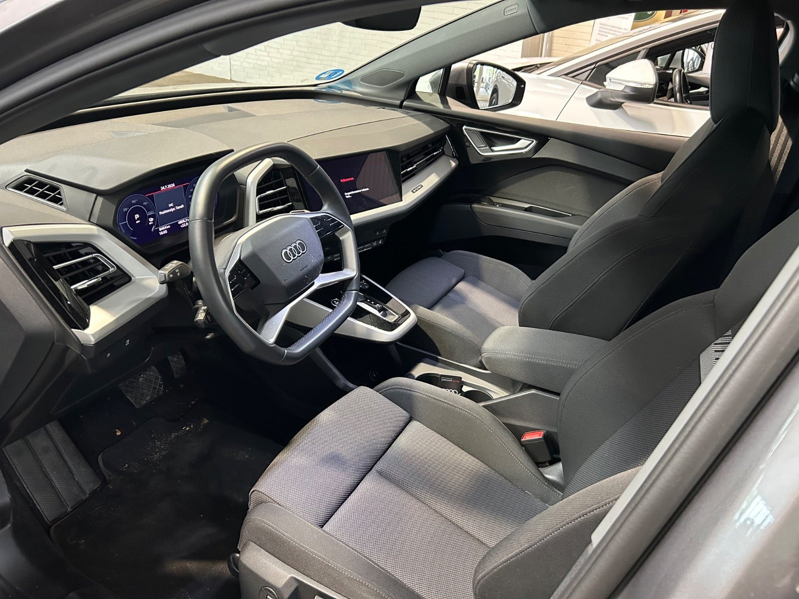 Sølv Audi Q4 e-tron fra 2023