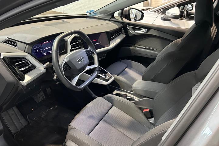 Sølv Audi Q4 e-tron fra 2023