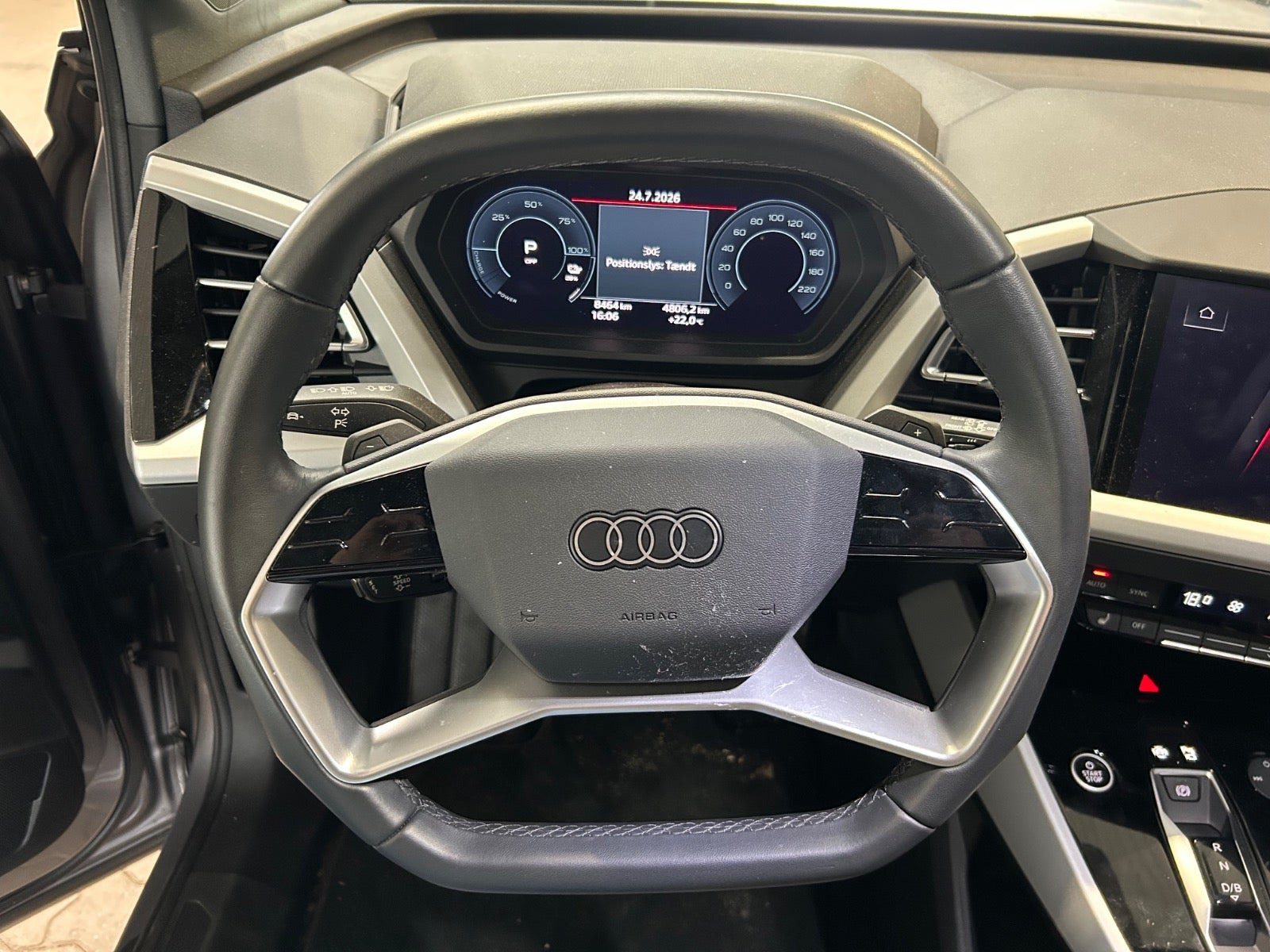 Sølv Audi Q4 e-tron fra 2023