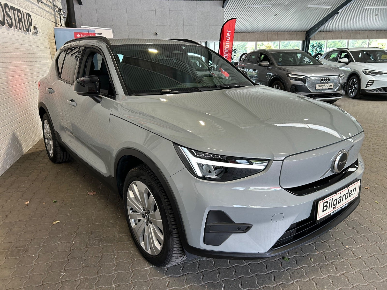 Sølv Volvo EX40 fra 2025