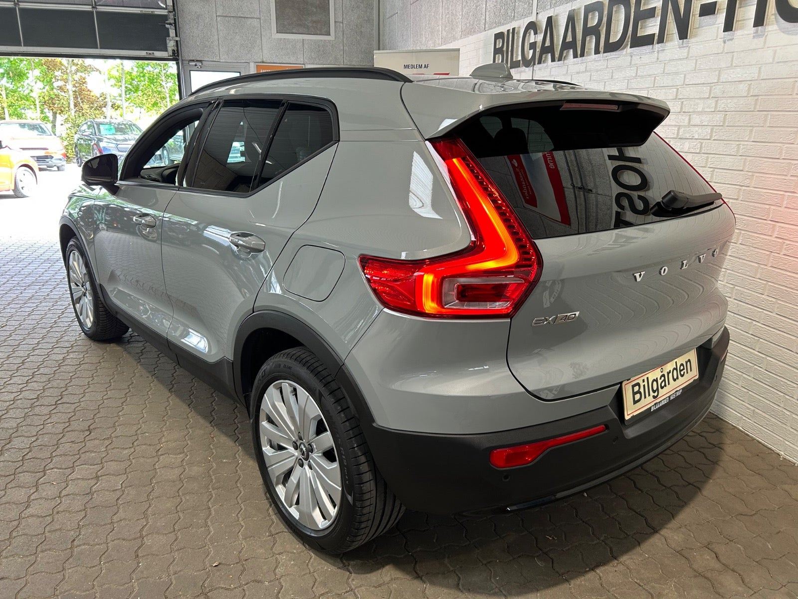 Sølv Volvo EX40 fra 2025