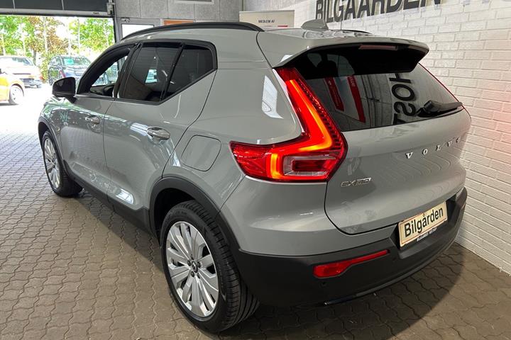 Sølv Volvo EX40 fra 2025