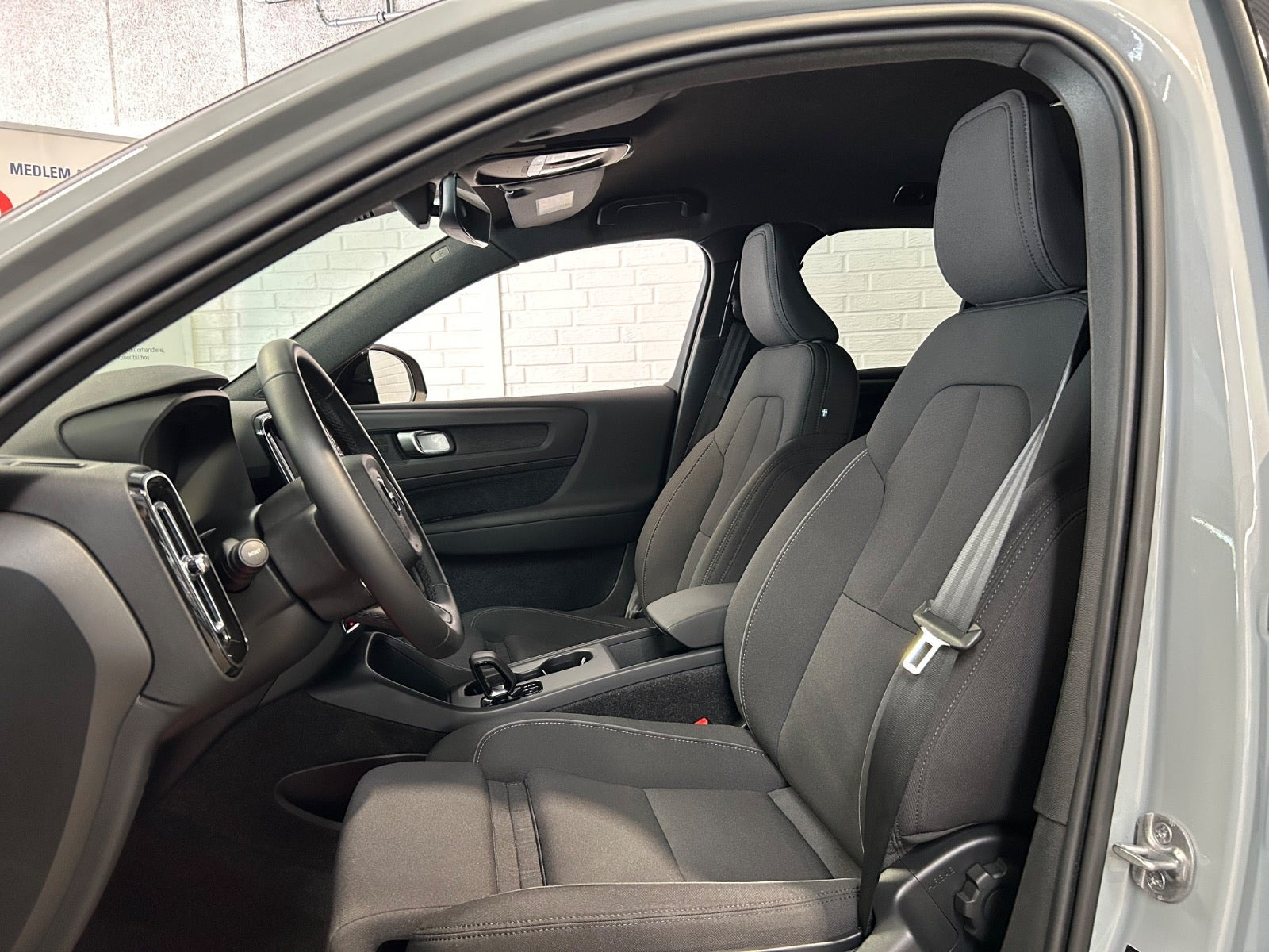 Sølv Volvo EX40 fra 2025