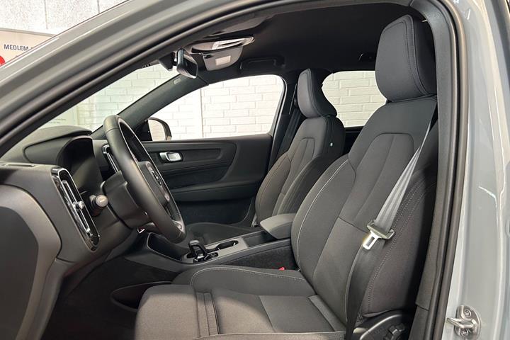 Sølv Volvo EX40 fra 2025