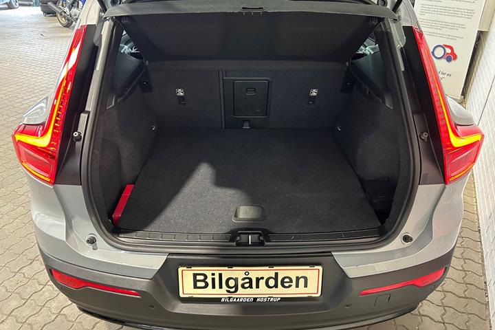 Sølv Volvo EX40 fra 2025