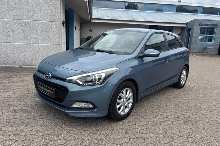 Blå Hyundai i20 fra 2016