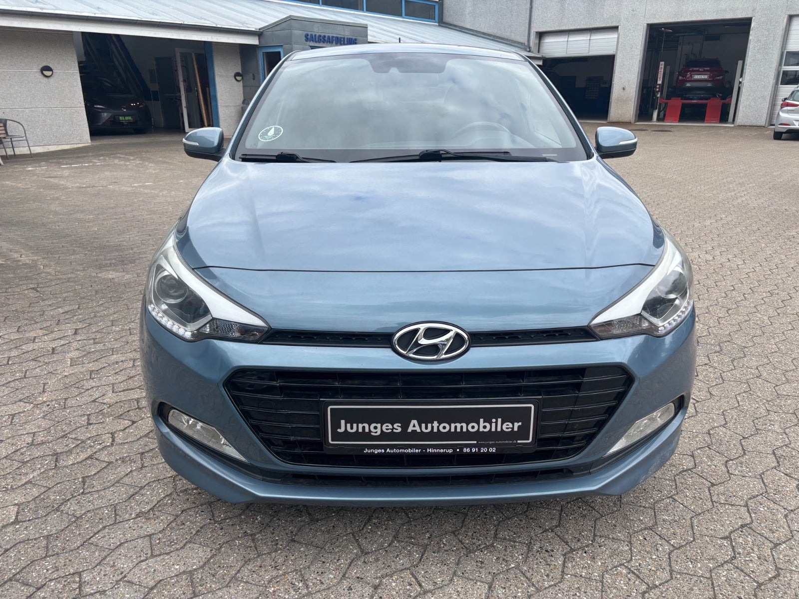 Blå Hyundai i20 fra 2016
