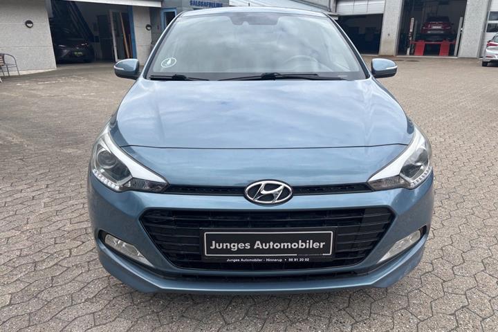 Blå Hyundai i20 fra 2016