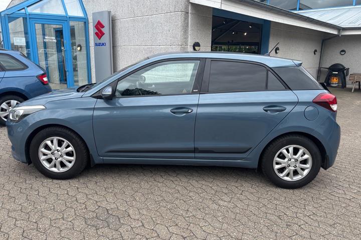 Blå Hyundai i20 fra 2016