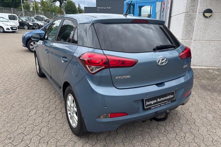 Blå Hyundai i20 fra 2016