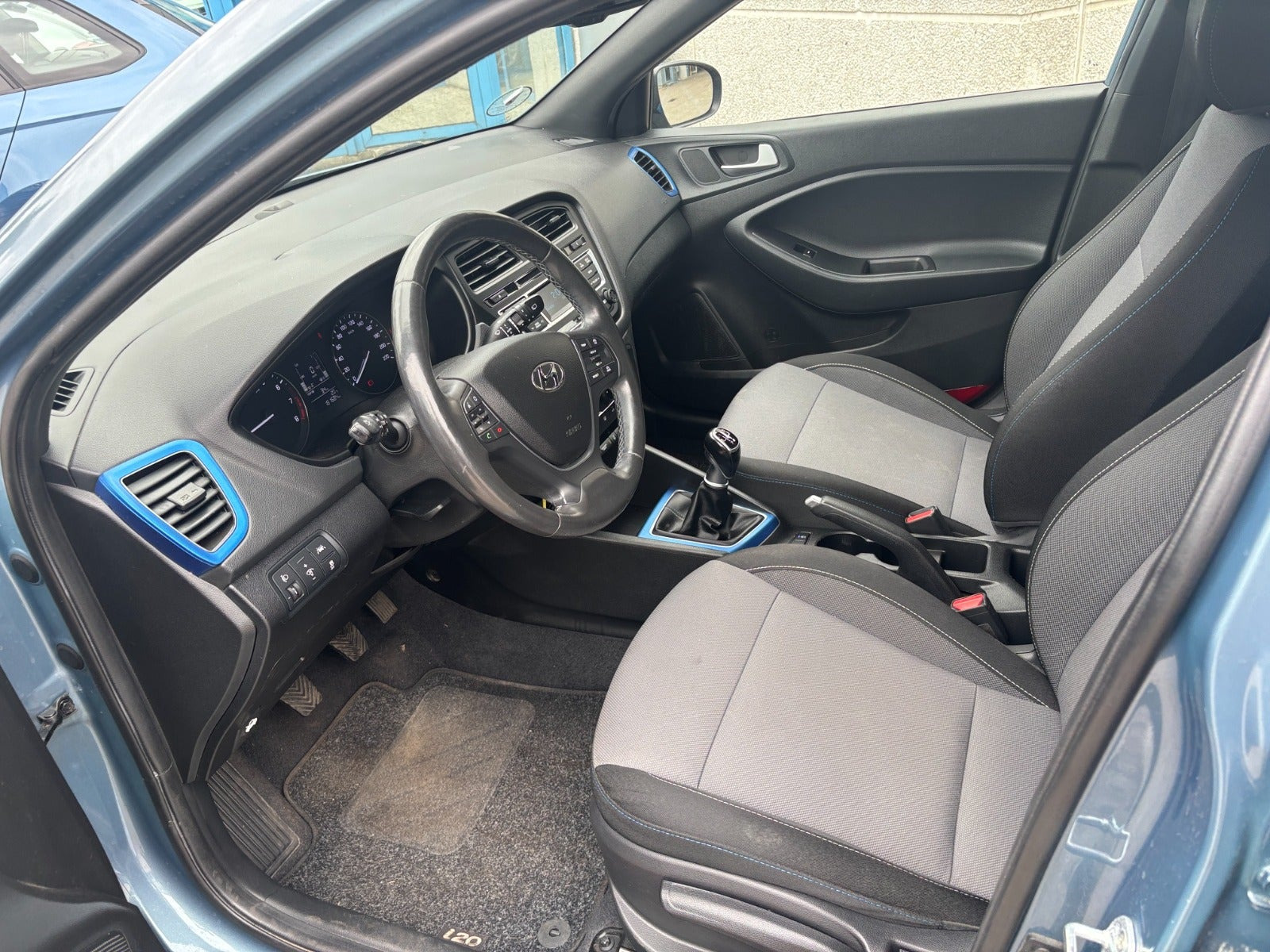 Blå Hyundai i20 fra 2016