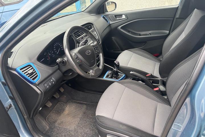 Blå Hyundai i20 fra 2016