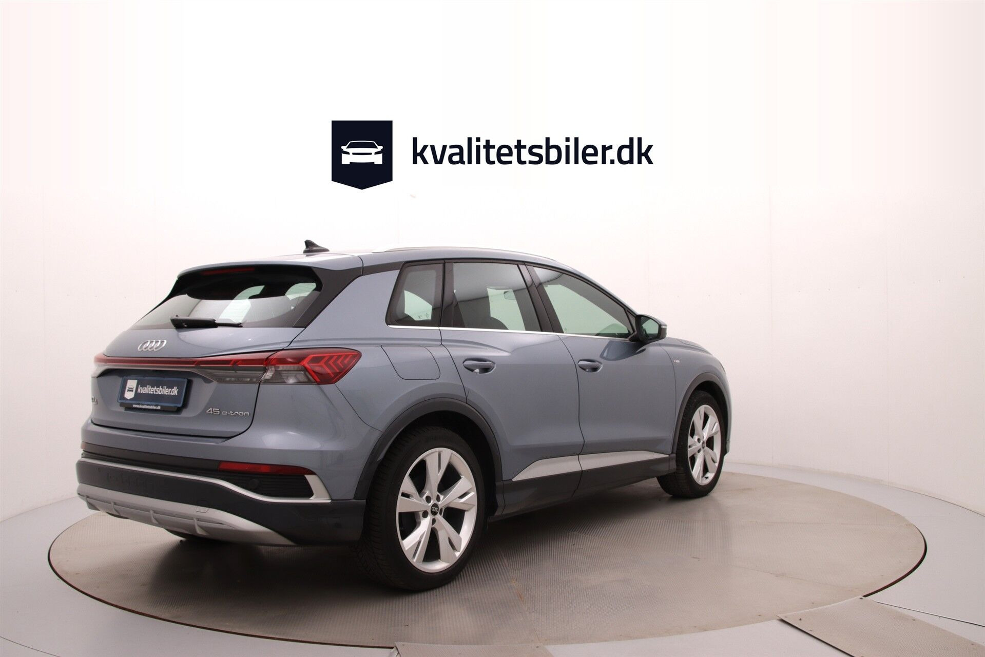 Blå Audi Q4 fra 2024