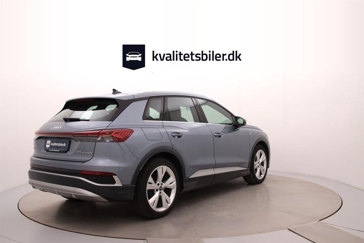 Blå Audi Q4 fra 2024