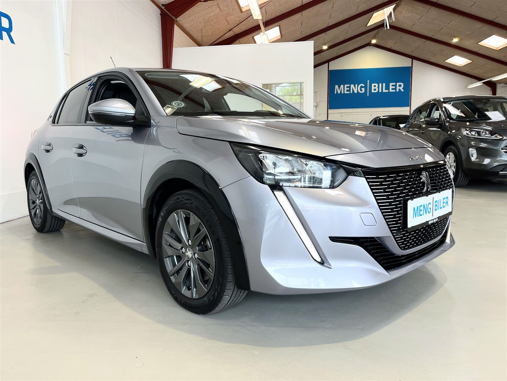 Grå Peugeot e-208 fra 2022