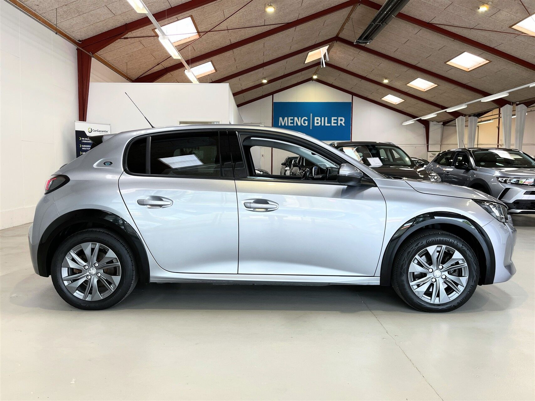 Grå Peugeot e-208 fra 2022