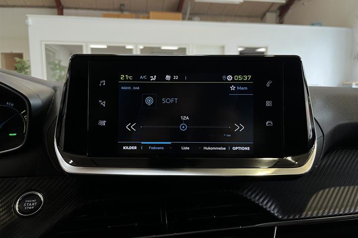 Grå Peugeot e-208 fra 2022