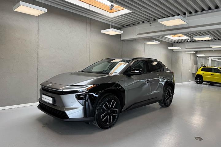 Grå Toyota BZ4X fra 2026