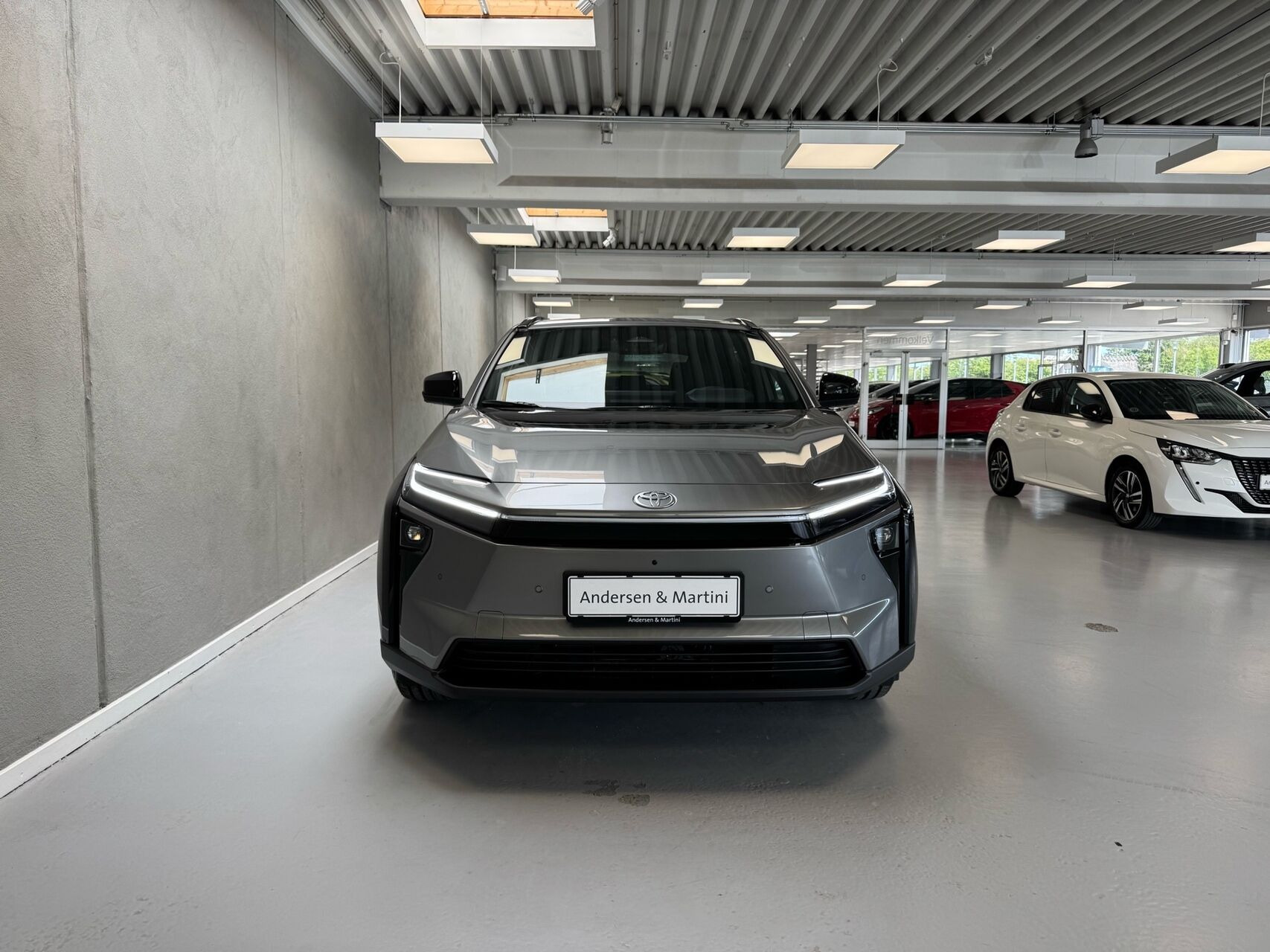 Grå Toyota BZ4X fra 2026