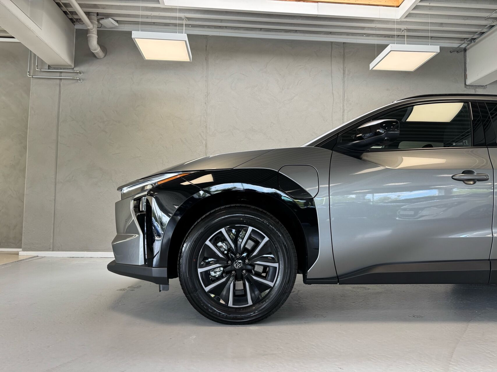 Grå Toyota BZ4X fra 2026