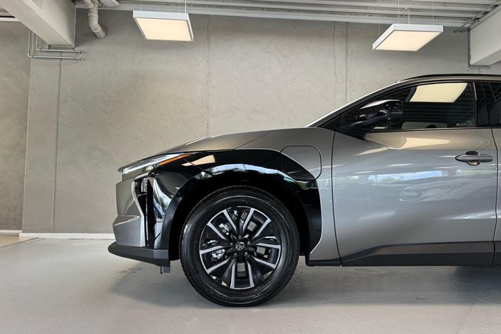 Grå Toyota BZ4X fra 2026