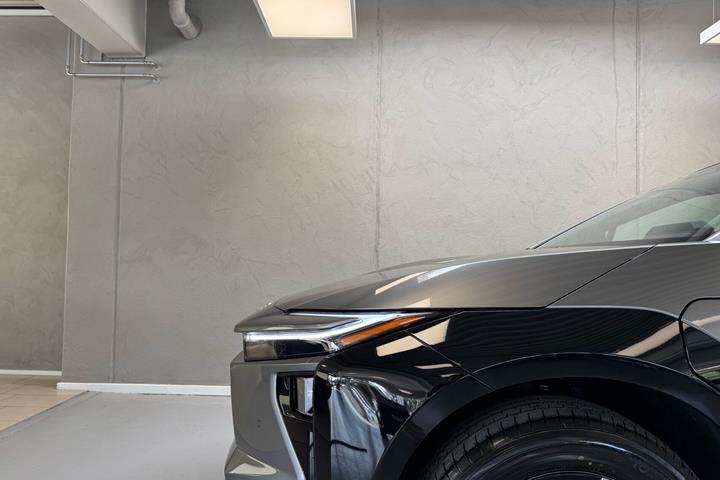 Grå Toyota BZ4X fra 2026