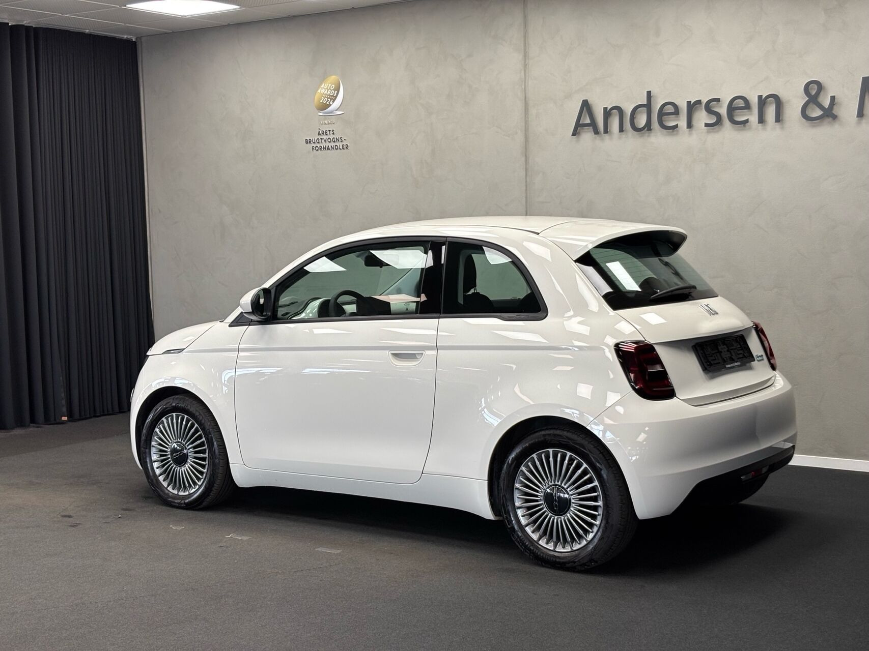 Hvid Fiat 500e fra 2023