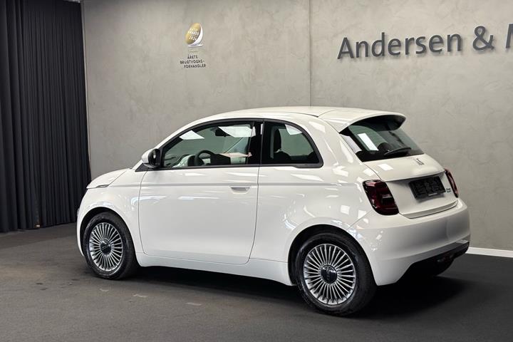 Hvid Fiat 500e fra 2023