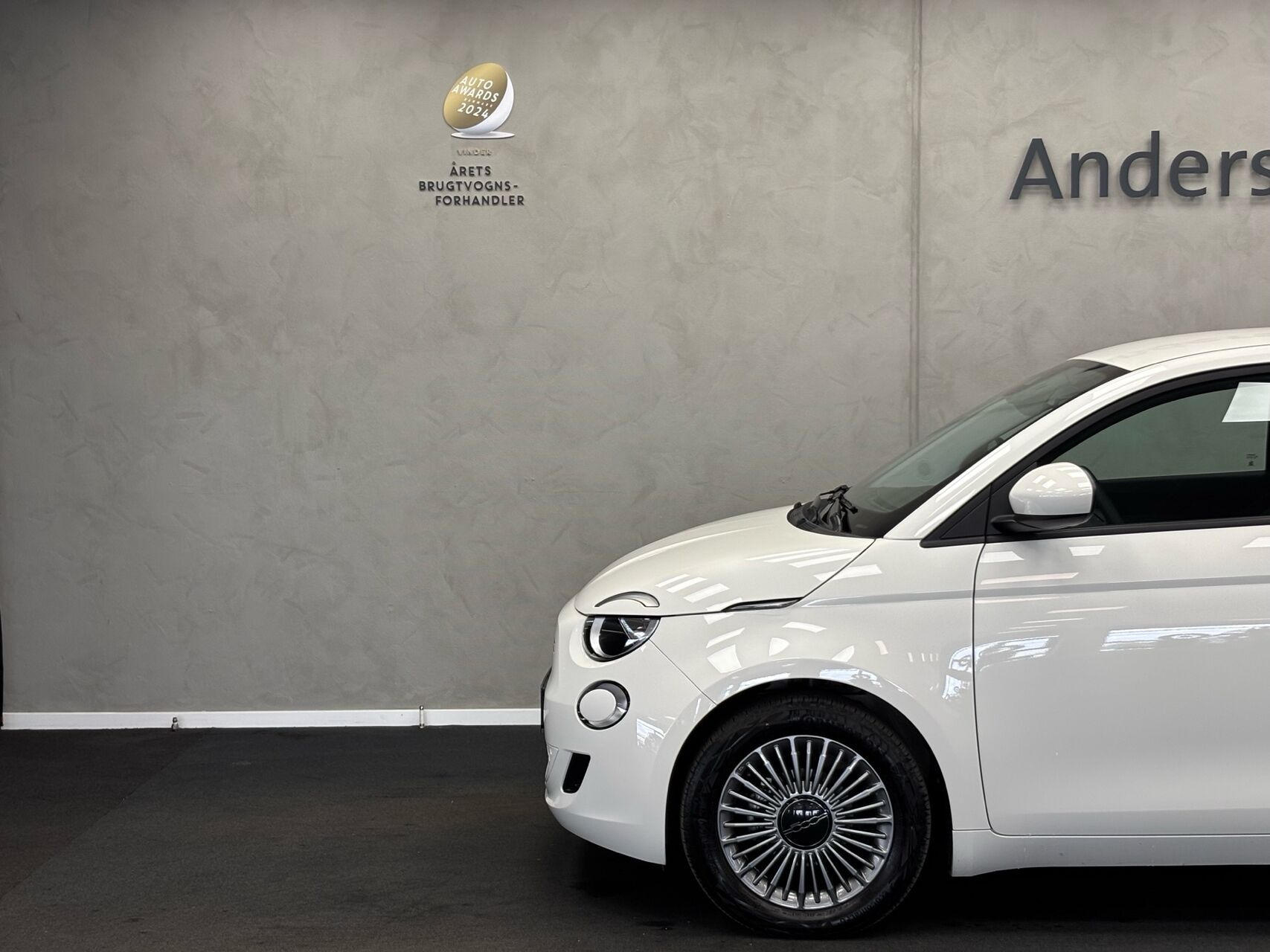 Hvid Fiat 500e fra 2023
