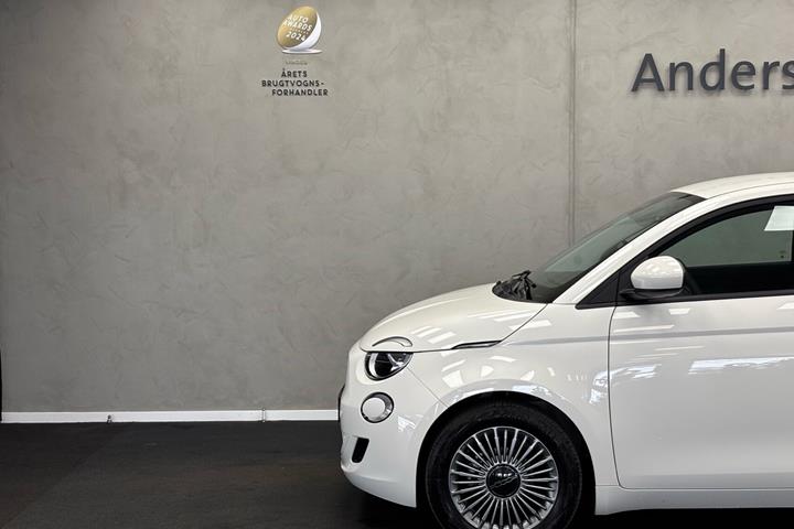 Hvid Fiat 500e fra 2023