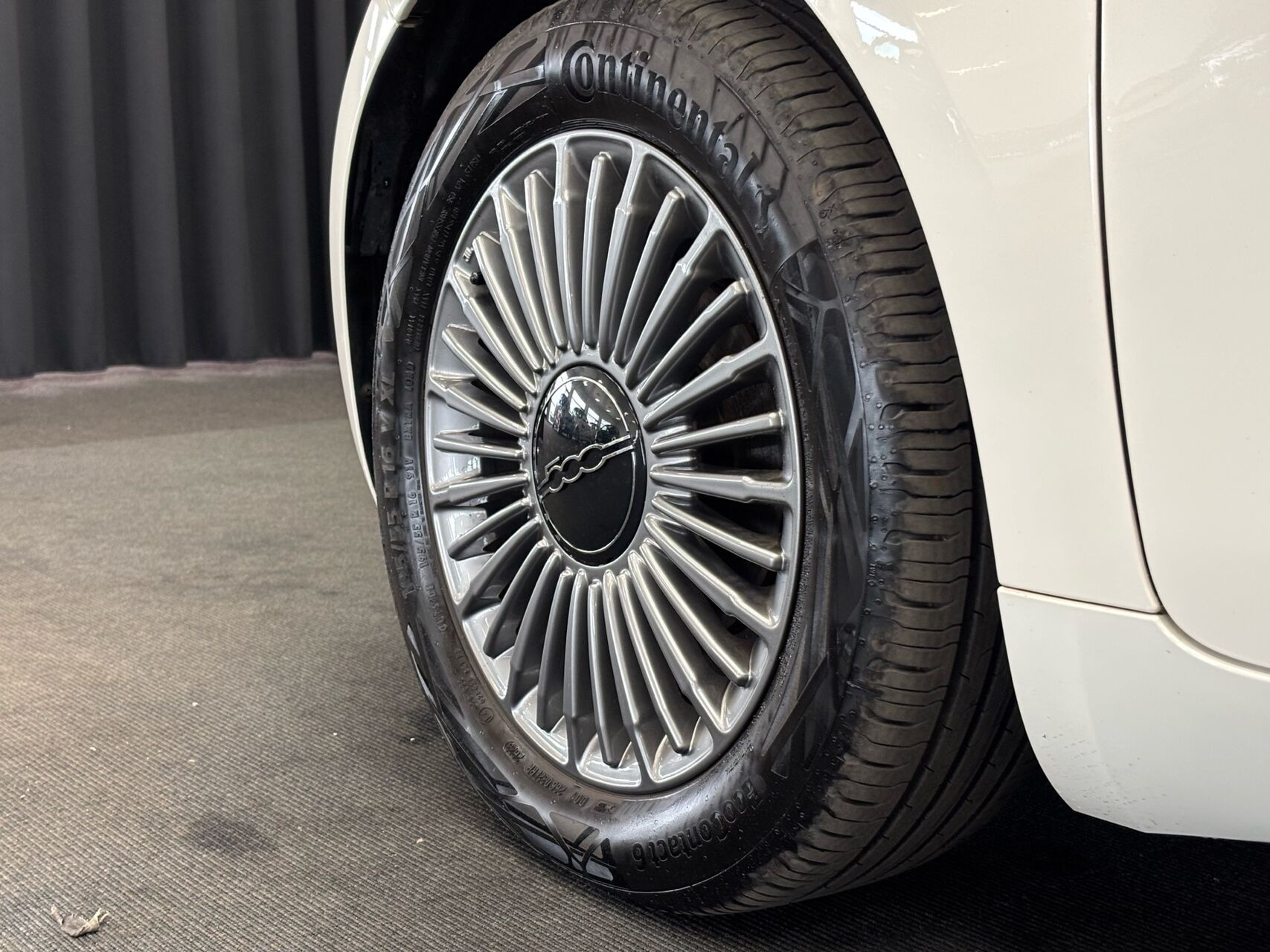 Hvid Fiat 500e fra 2023