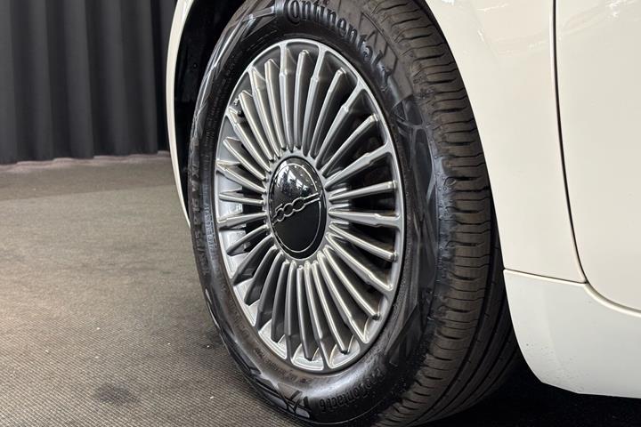 Hvid Fiat 500e fra 2023