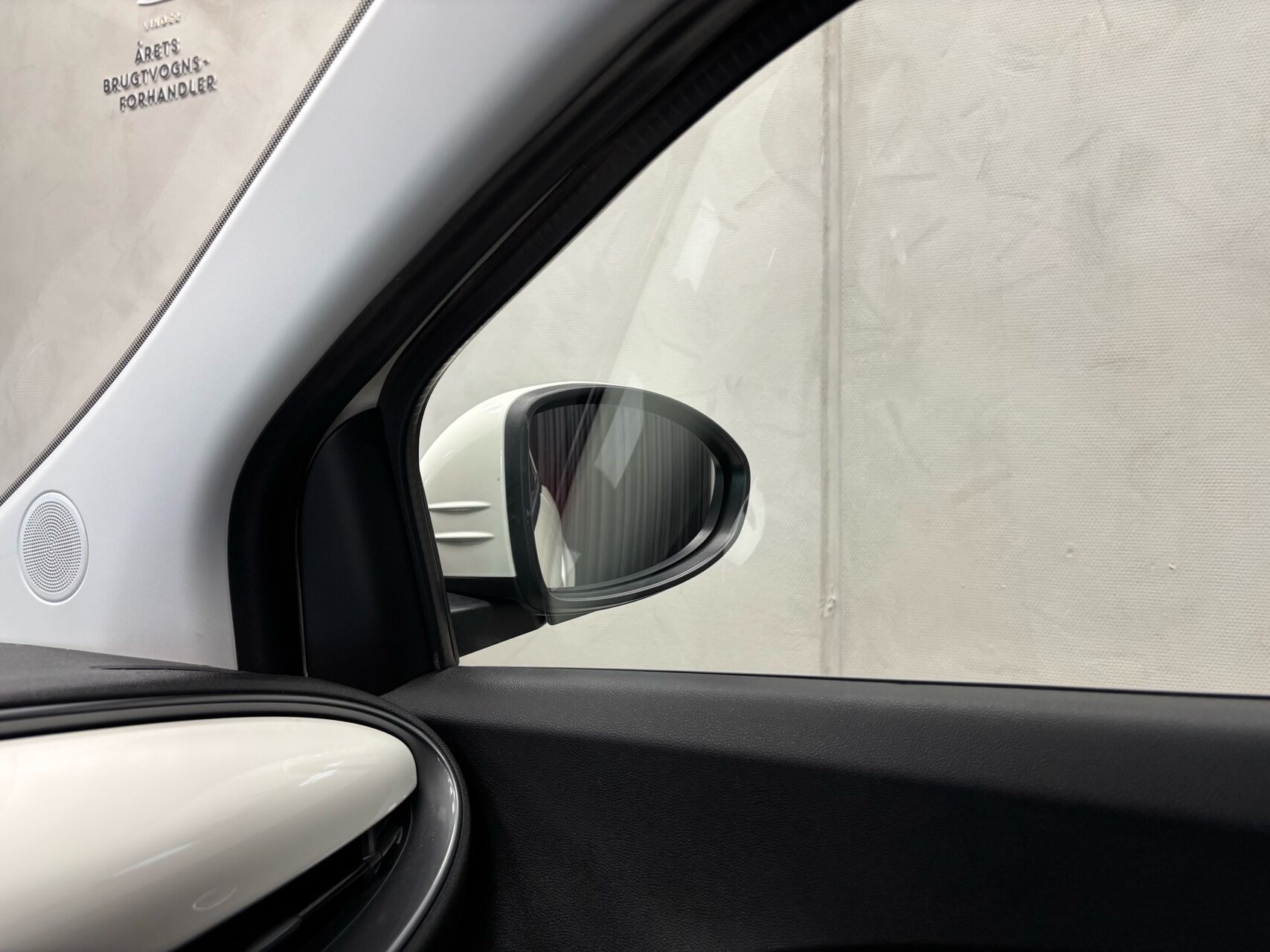 Hvid Fiat 500e fra 2023