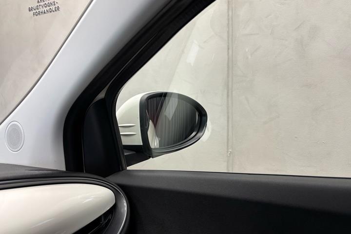 Hvid Fiat 500e fra 2023