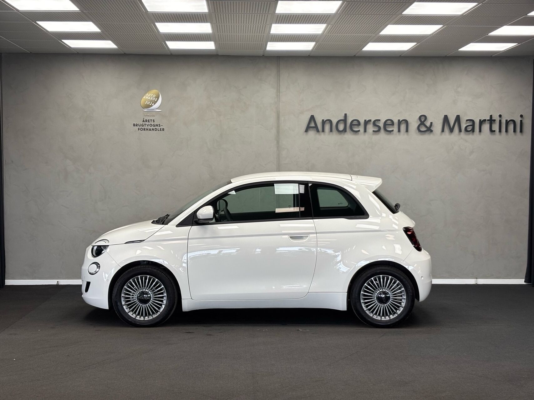 Hvid Fiat 500e fra 2023