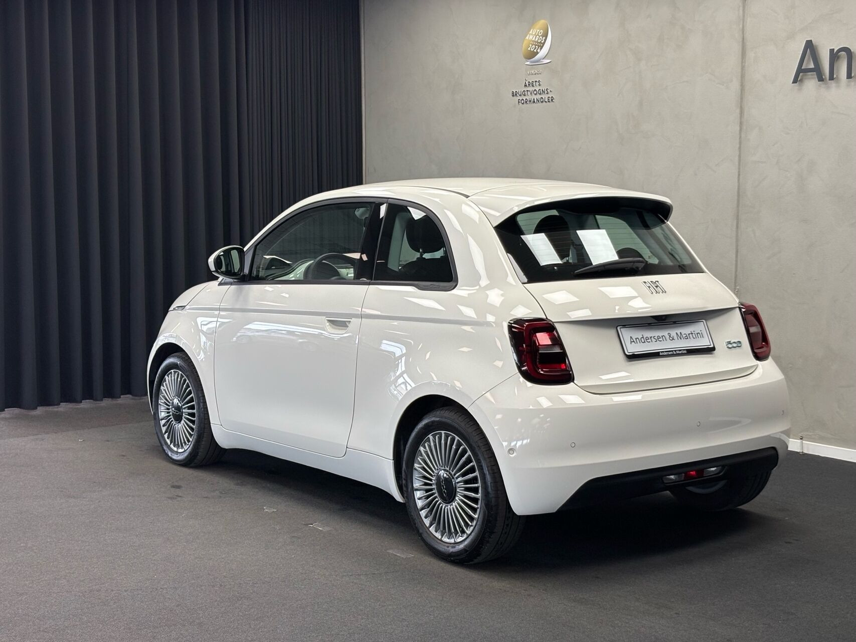 Hvid Fiat 500e fra 2023