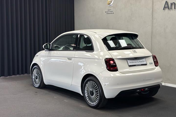 Hvid Fiat 500e fra 2023