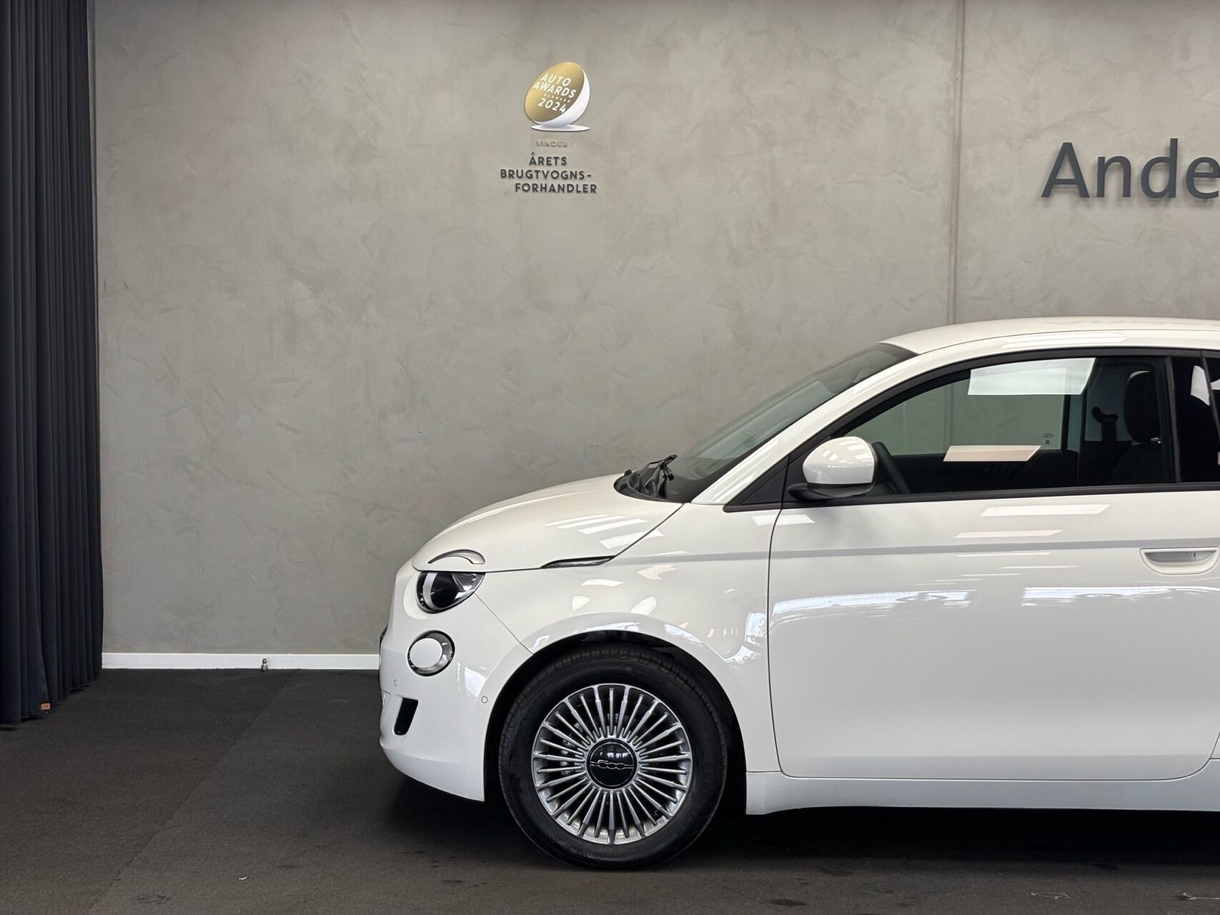 Hvid Fiat 500e fra 2023