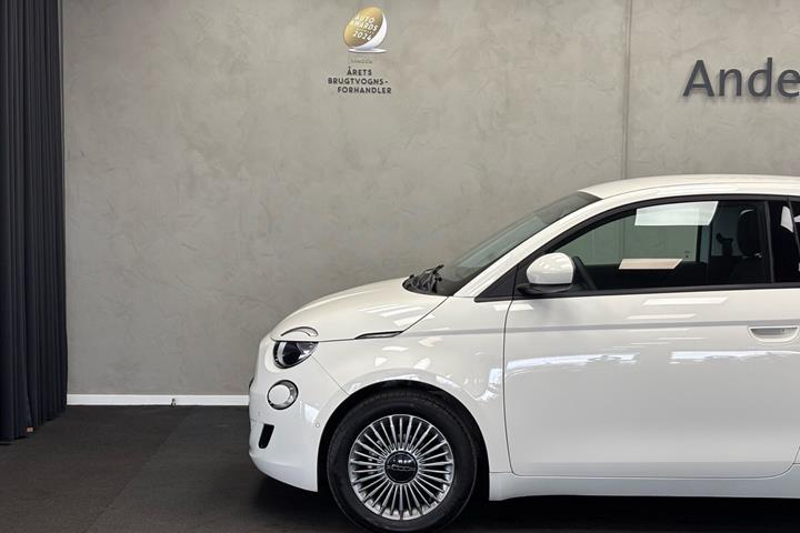 Hvid Fiat 500e fra 2023