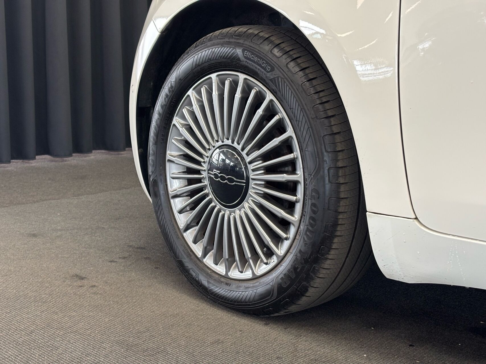 Hvid Fiat 500e fra 2023